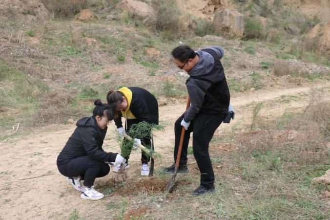 泓源公司开展义务植树活动(图3) 泓源公司开展义务植树活动(图3)