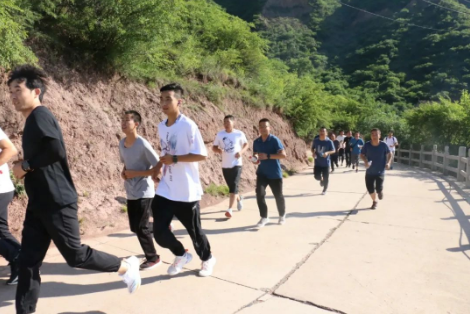 助力文旅市场 展示产投风采——开云网页版登录入口-开云（中国）
组织开展员工登山比赛活动(图3)